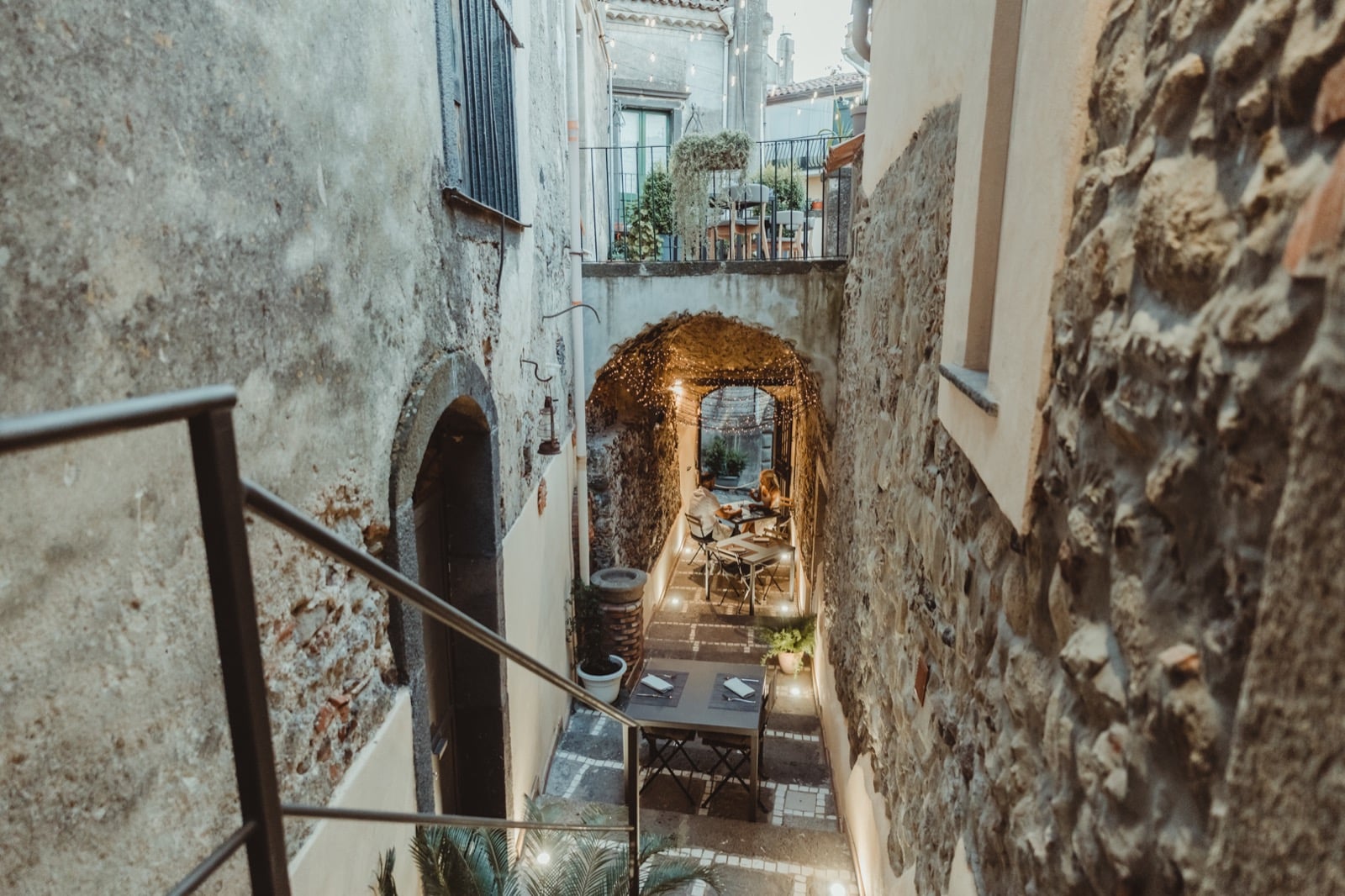 Gli spazi accoglienti e calorosi del ristorante La Cantina di Monsignore a Castiglione di Sicilia