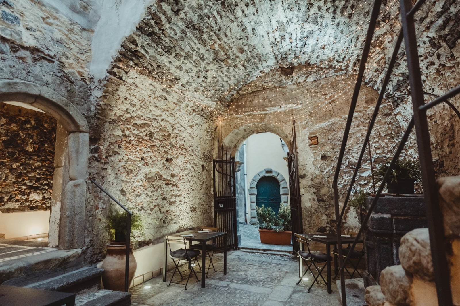 L'ingresso del ristorante nel centro storico di Castiglione di Sicilia